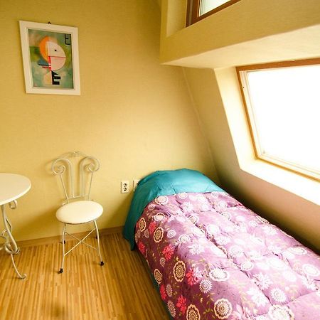 Kimchee Sinchon Guesthouse Σεούλ Δωμάτιο φωτογραφία