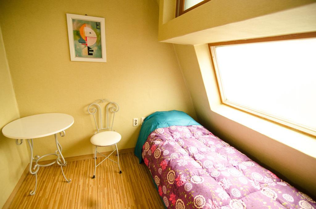 Kimchee Sinchon Guesthouse Σεούλ Δωμάτιο φωτογραφία