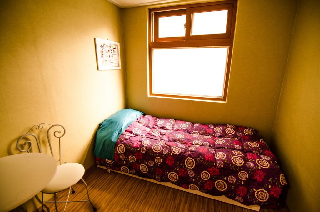 Kimchee Sinchon Guesthouse Σεούλ Δωμάτιο φωτογραφία